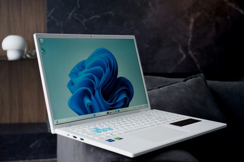 Computadora portátil con Windows que representa el trabajo de escritorio local para un agente de IA
