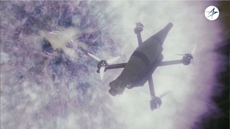Das MORFIUS X-Rotor-Abwehrdrohnensystem von Lockheed Martin fliegt durch eine Szene mit Mikrowelleneffekt