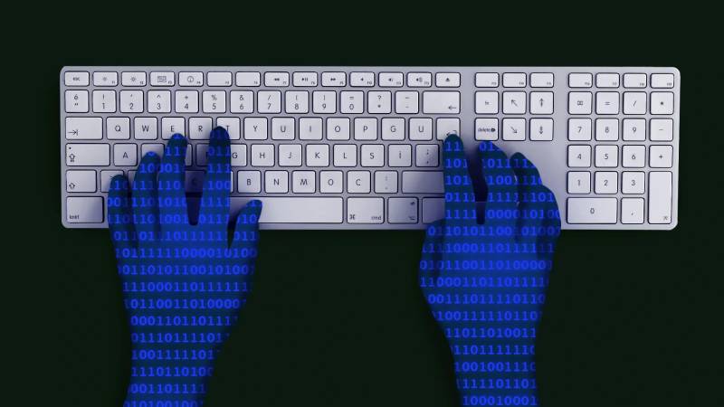 Иллюстрация рук, печатающих двоичный код на клавиатуре во время инцидента безопасности ИИ