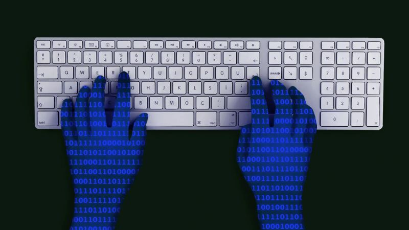 Иллюстрация рук, печатающих двоичный код на клавиатуре во время инцидента безопасности ИИ