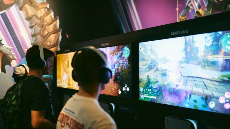 Gamecontroller auf einem farbenfrohen Gaming-Schreibtisch
