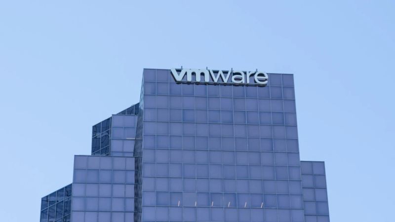 Enterprise virtualization management dashboard tracking virtual machines and private cloud server allocations