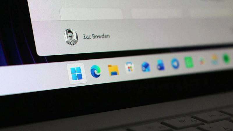 Entorno de escritorio empresarial Microsoft Windows 11 que recibe parches de seguridad y actualizaciones del sistema.