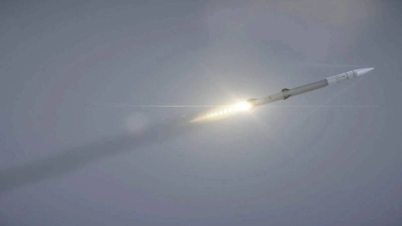 Modelo de misil interceptor de defensa aérea de alcance medio Boeing-Anduril que muestra superficies aerodinámicas y óptica de guía.