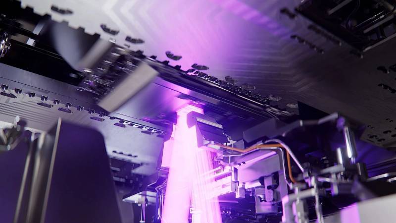 ASML High-NA EUV ლითოგრაფიული ხელსაწყოს კამერა, რომელიც ასახავს ოპტიკური პროექციის სვეტს.