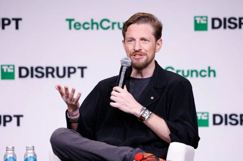 Matt Mullenweg, director ejecutivo de Automattic, se dirige a los asistentes durante la conferencia sobre gobernanza de código abierto