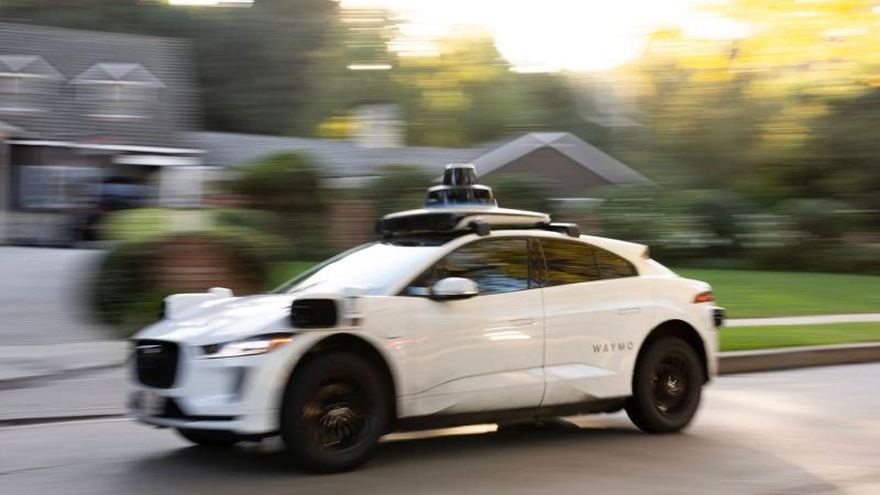 Vehículo robotaxi autónomo Waymo equipado con LiDAR montado en el techo y conjuntos de sensores