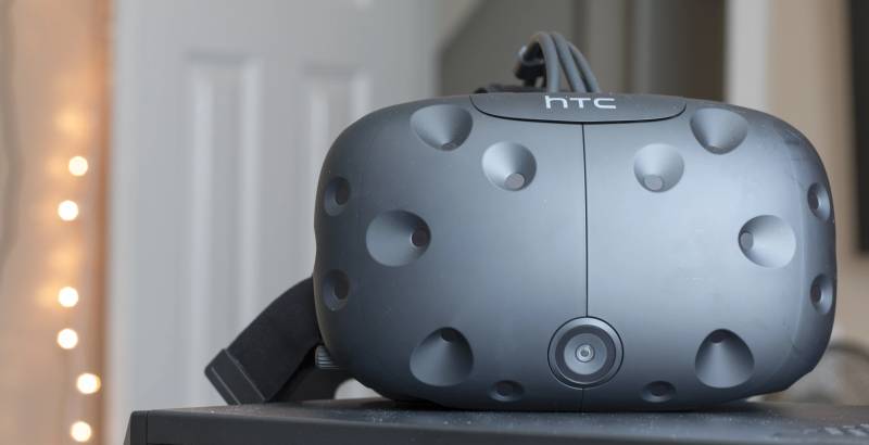 Vista frontal de un casco ergonómico de realidad virtual equipado con lentes de seguimiento integradas e interfaz facial.