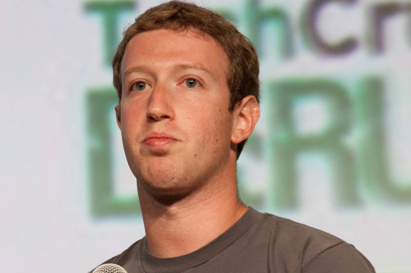 Mark Zuckerberg spricht auf der Bühne einer großen Konferenz der Technologiebranche