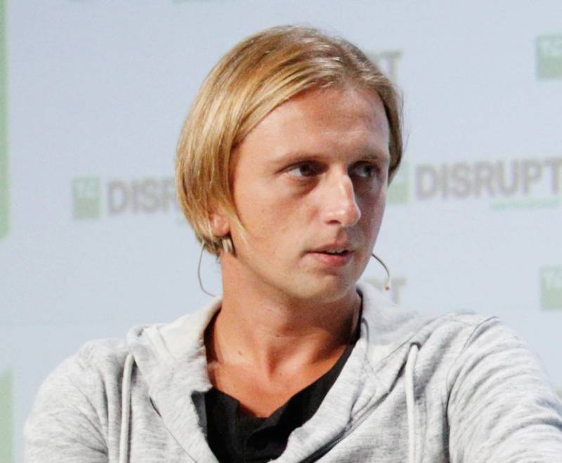 Генеральный директор Revolut Николай Сторонский представляет технологию торговых платежей
