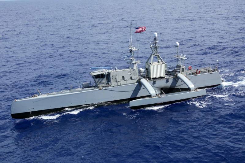 Mittleres unbemanntes Überwasserschiff USV Sea Hunter, das während maritimer Einsatzerprobungen in Formation neben Marinekampfgruppen navigiert