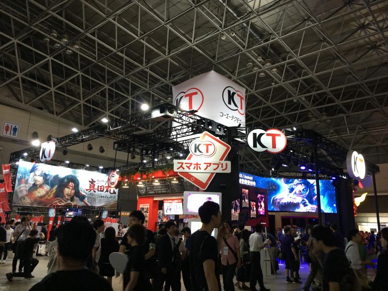 Pabellón de exposición de Koei Tecmo Games que muestra franquicias de acción históricas