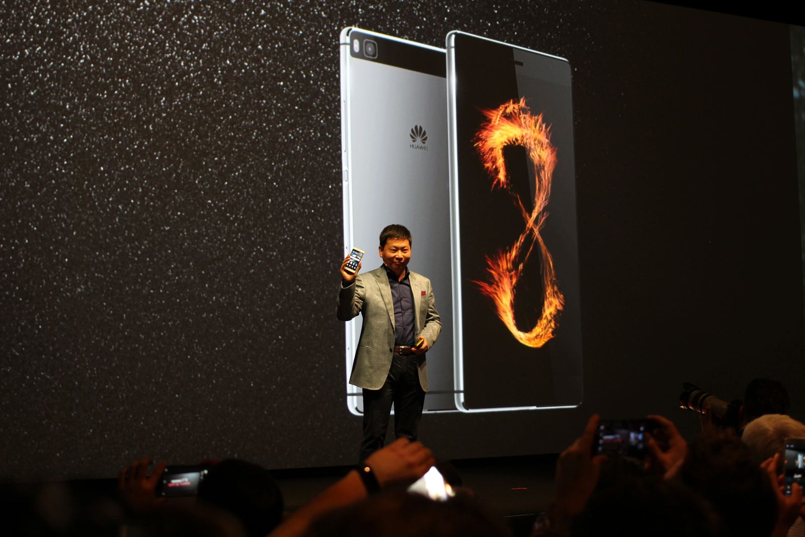 Huawei Consumer Business Group CEO Richard Yu presenting flagship smartphone hardware and cutting-edge mobile technologies