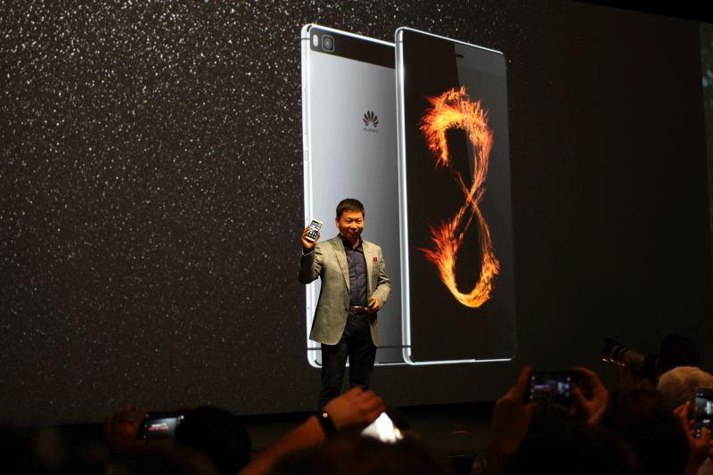 Huawei Consumer Business Group CEO Richard Yu presenting flagship smartphone hardware and cutting-edge mobile technologies