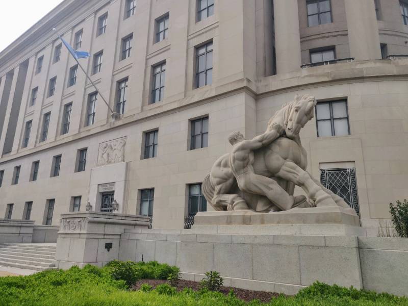 ფედერალური სავაჭრო კომისიის შტაბის გარე ფასადი ვაშინგტონში, რომელიც ზედამხედველობს მომხმარებელთა დაცვის ფედერალურ გამოძიებებს
