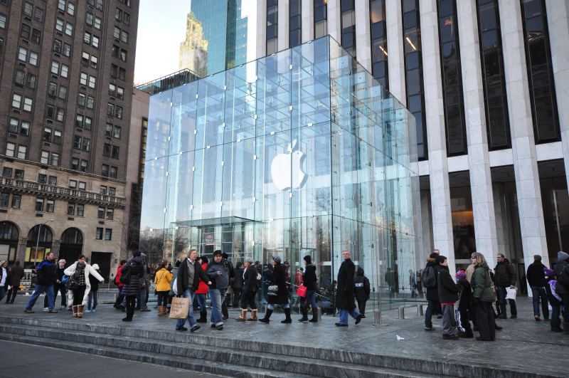 Знаменитый флагманский стеклянный куб Apple, символизирующий глобальную экосистему потребительских платежей Apple Pay и расширение рынка