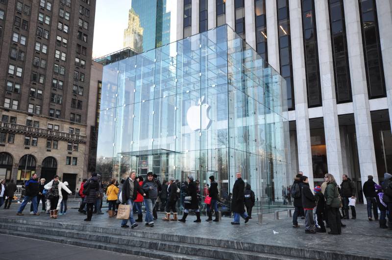 Apple-ის საცალო ვაჭრობის ფლაგმანი მინის კუბიკი, რომელიც წარმოადგენს Apple Pay-ს გლობალური სამომხმარებლო გადახდის ეკოსისტემას და ბაზრის გაფართოებას