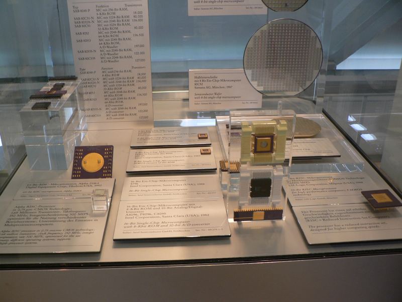 Oblea semiconductora monocristalina que muestra matrices de circuitos integrados complejos fabricados para plataformas de procesadores modernas