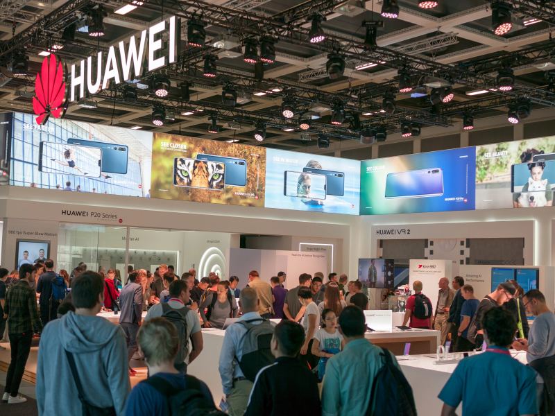Exhibición de hardware de telecomunicaciones y supercomputación empresarial que demuestra arquitecturas de interconexión de procesadores de ultraescala