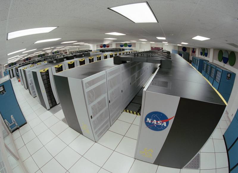 Hochdichte Enterprise-Supercomputer-Infrastruktur und Multi-Cluster-Architektur, die skalierte Rechenleistung für KI-Grundlagenmodelle liefert