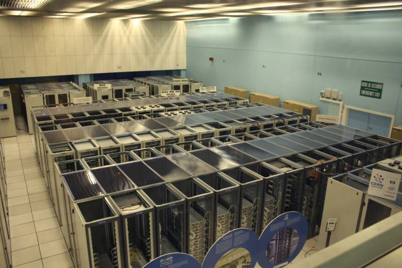 Bastidores de servidores de computación en la nube de alta densidad que impulsan los canales de datos empresariales y el enrutamiento del aprendizaje automático