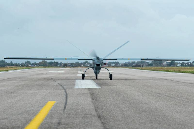 Unbemanntes Luftfahrzeug auf der Militärpiste bereitet sich auf eine autonome Flugüberwachungsmission vor