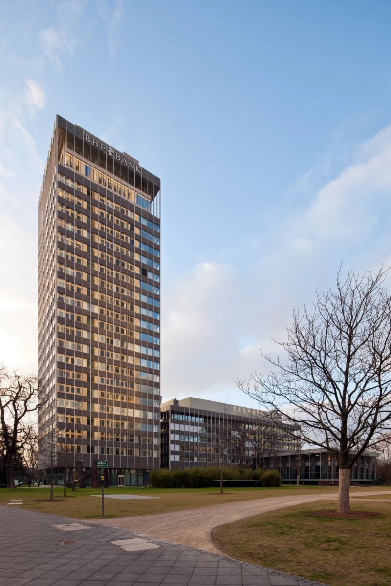 Commercial banking skyscraper tower reflecting institutional corporate finance and financial settlement infrastructure