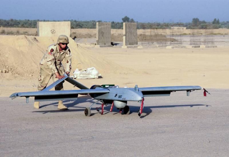 Taktisches unbemanntes Luftfahrzeug, das bei Feldeinsätzen eingesetzt wird und autonome Fähigkeiten der militärischen Robotik darstellt