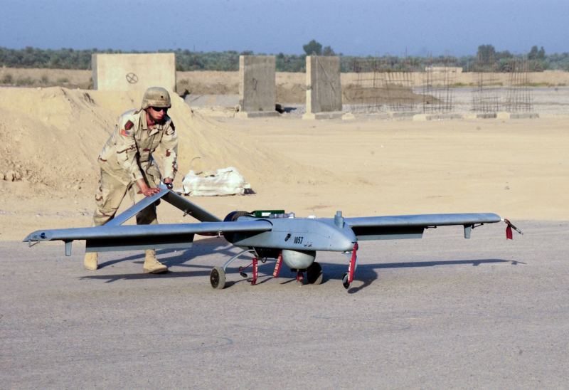 Taktisches unbemanntes Luftfahrzeug, das bei Feldeinsätzen eingesetzt wird und autonome Fähigkeiten der militärischen Robotik darstellt
