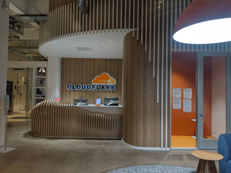 Cloudflare-ის სათაო ოფისის შესასვლელი სან-ფრანცისკოში, რომელიც წარმოადგენს გამოთვლით და დეველოპერის პლატფორმის ინფრასტრუქტურას