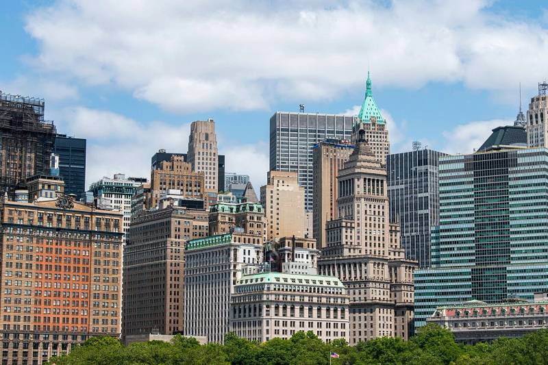 Rascacielos corporativos del distrito financiero del Bajo Manhattan que representan la escala de tesorería y banca hipotecaria institucional