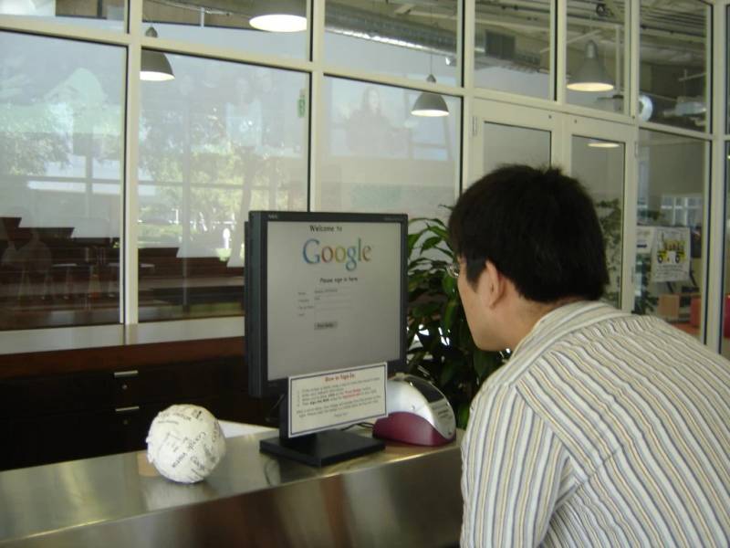 შესასვლელი ნიშანი და მისაღები ლობი Googleplex-ის კორპორატიულ სათაო ოფისში Mountain View California-ში