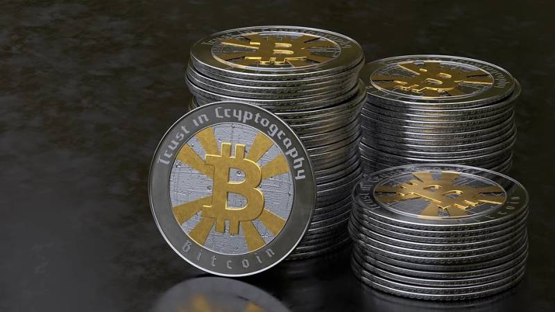 Stapel physischer Bitcoin-Kryptowährungstoken, die Sicherheiten für digitale Vermögenswerte darstellen