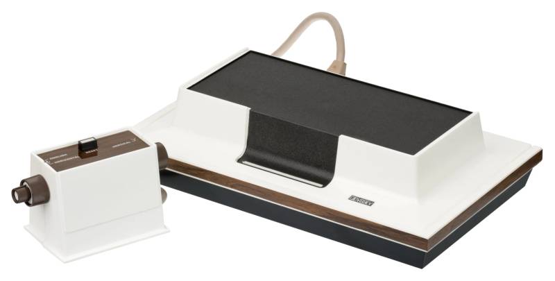 Klassisches Magnavox Odyssey-Heimvideospielkonsolenset, das die Geschichte des interaktiven elektronischen Spielens veranschaulicht.