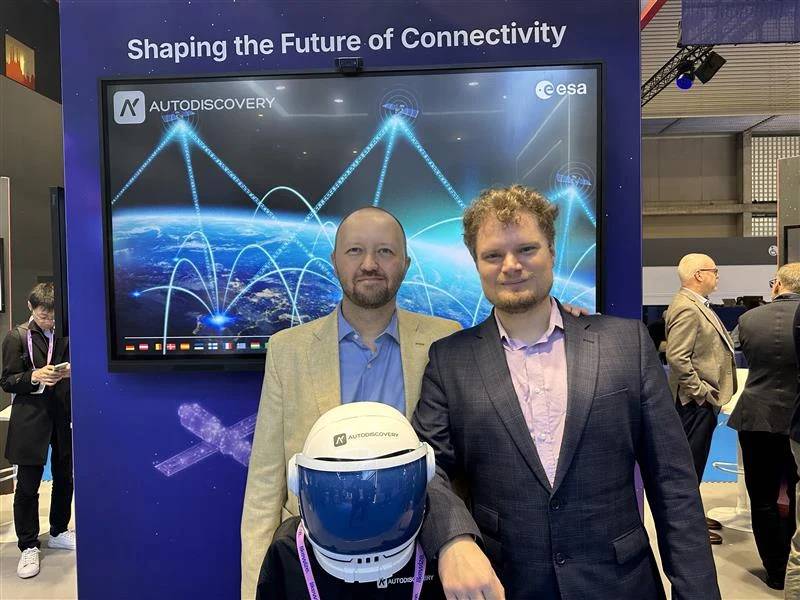 ESA and Autodiscovery representatives presenting the collaborative robotics project