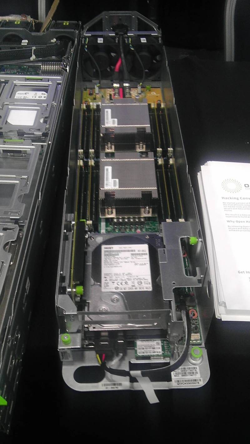 Die Frontplatte des standardisierten Servergehäuses des Open Compute Project zeigt eine Rack-Computing-Infrastruktur mit hoher Dichte.