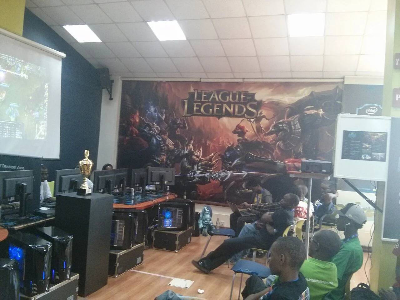 League of Legends main tournament stage with competitive esports player pods.
