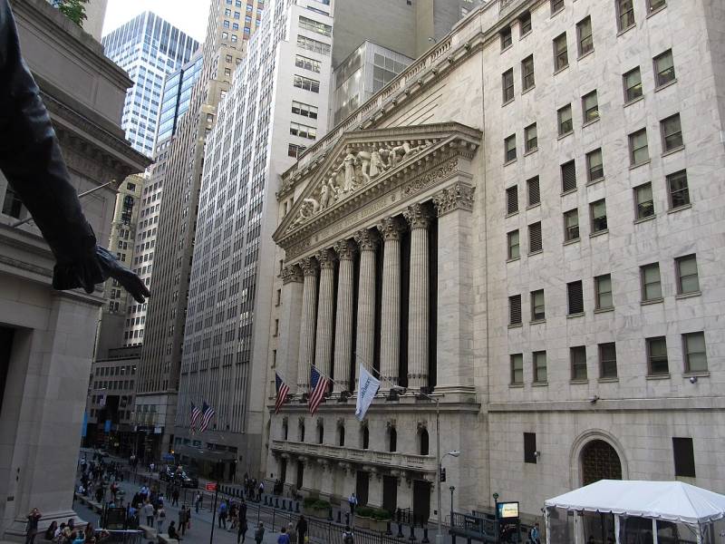 Historic facade and main entrance of the New York Stock Exchange representing institutional securities entering blockchain rails.