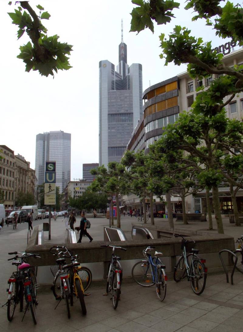 Modern commercial banking tower architecture reflecting global corporate treasury institutions and regulated multi-rail financial clearing centers.