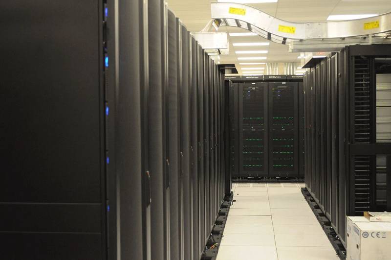 Row of enterprise server racks and high-density compute nodes demonstrating modern cloud runtime hosting and microservices infrastructure.