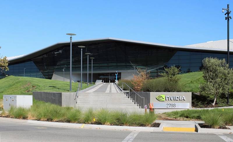 NVIDIA-ის კორპორატიული სათაო ოფისი სანტა კლარაში, კალიფორნია, სადაც შემუშავებულია სასაზღვრო AI არქიტექტურები და ნემოტრონის მოდელები.