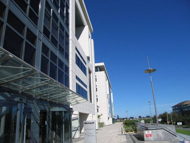 Microsoft კორპორატიული ოპერაციების და პროგრამული უზრუნველყოფის ინჟინერიის ცენტრი წარმოადგენს კომერციული საწარმოების უსაფრთხოების პლატფორმის ინიციატივებს.