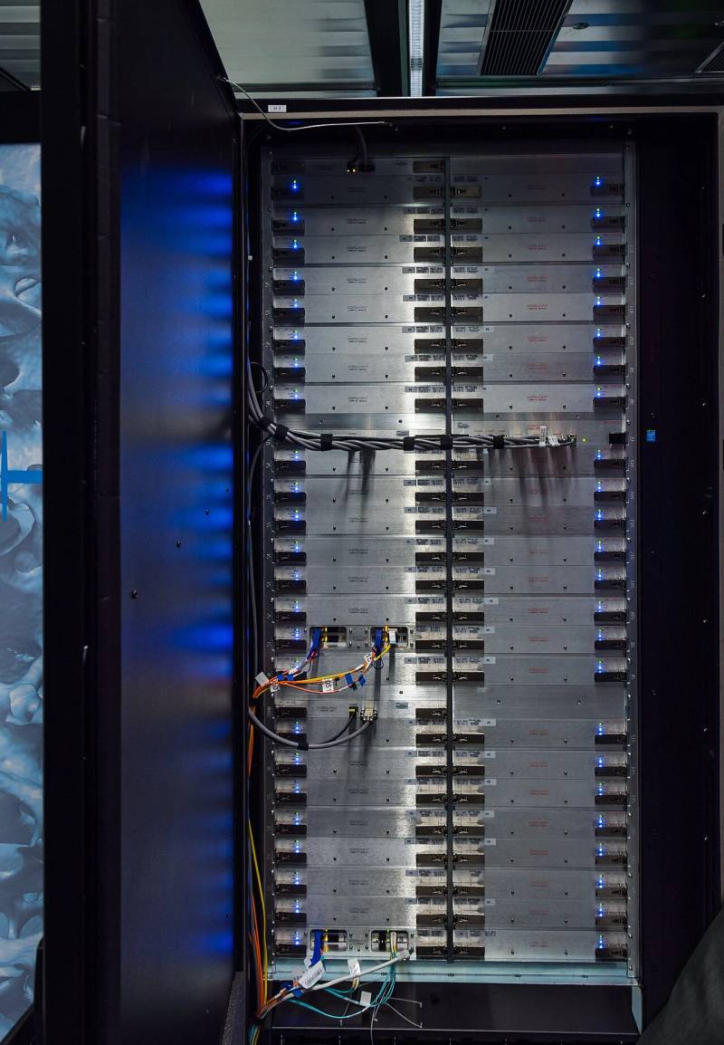 Hochleistungs-Computing-Server-Blade-Architektur, die eine Rechenzentrumsinfrastruktur mit hoher Dichte demonstriert, die in umgebauten Krypto-Einrichtungen eingesetzt wird.