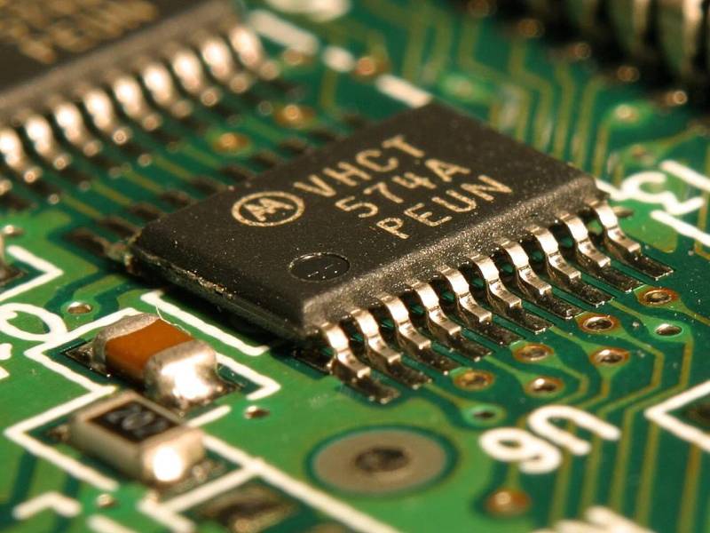 Vista microscópica de la arquitectura de semiconductores de circuitos integrados.