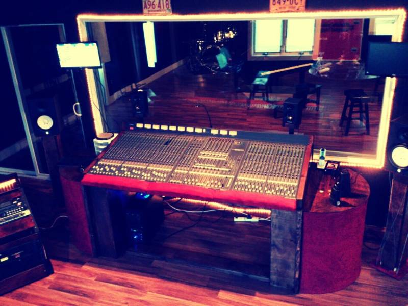 Professionelles Audio-Monitoring- und Studio-Mischpult, entwickelt für räumliche Akustiktechnik