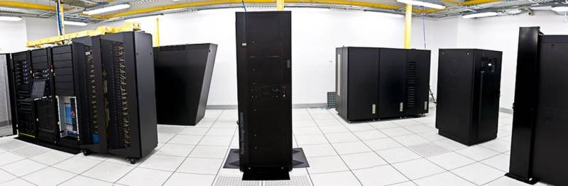 Высокопроизводительная суперкомпьютерная кластерная архитектура, обеспечивающая распределенное обучение моделей искусственного интеллекта с числом триллионов параметров.